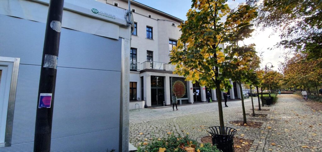 Hala z przeznaczeniem na poczekalnie dla Urzędu Stanu Cywilnego