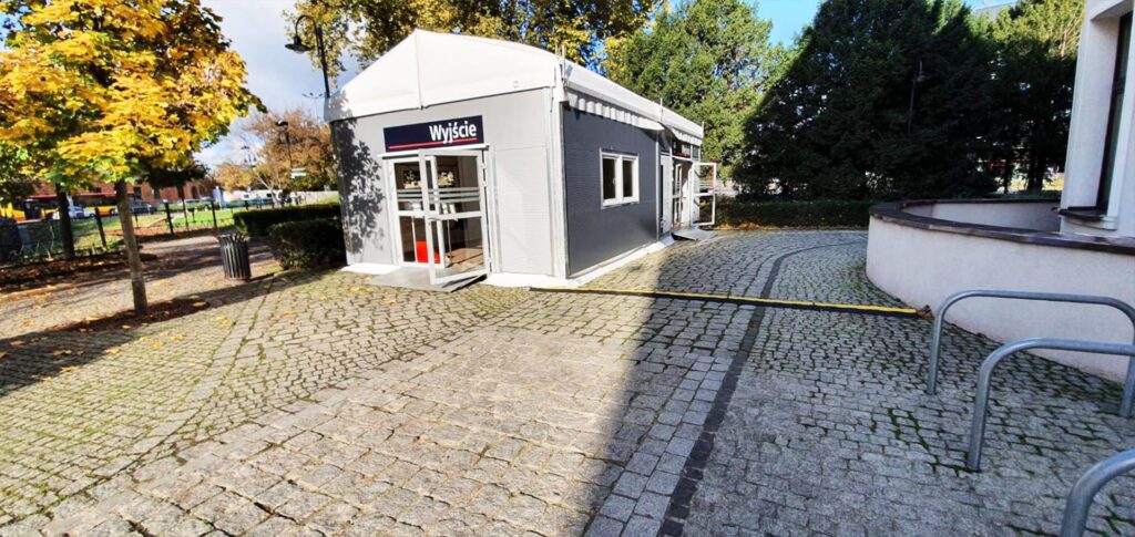 Hala z przeznaczeniem na poczekalnie dla Urzędu Stanu Cywilnego