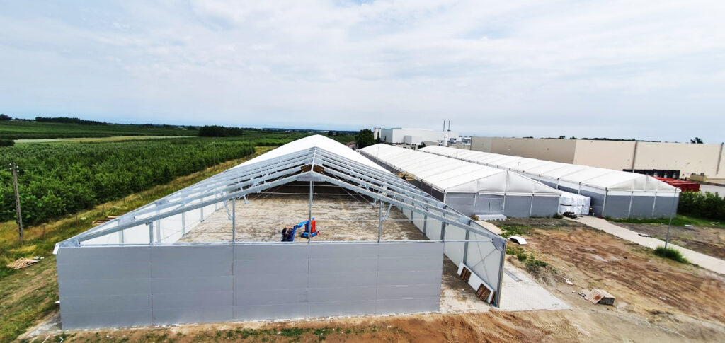 Konstrukcja hali magazynowej, hala w trakcie montażu