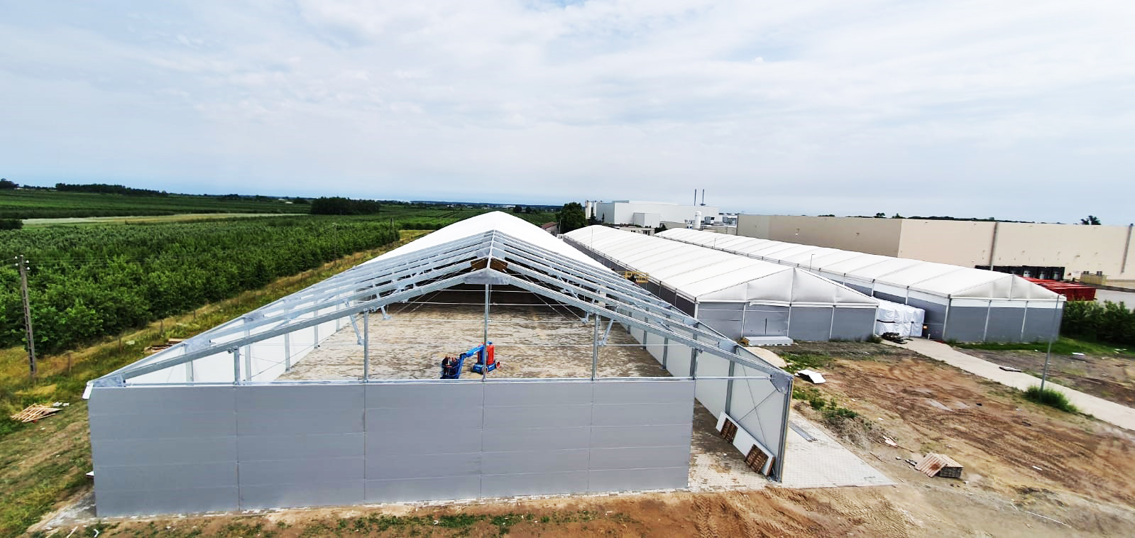 Konstrukcja hali magazynowej, hala w trakcie montażu