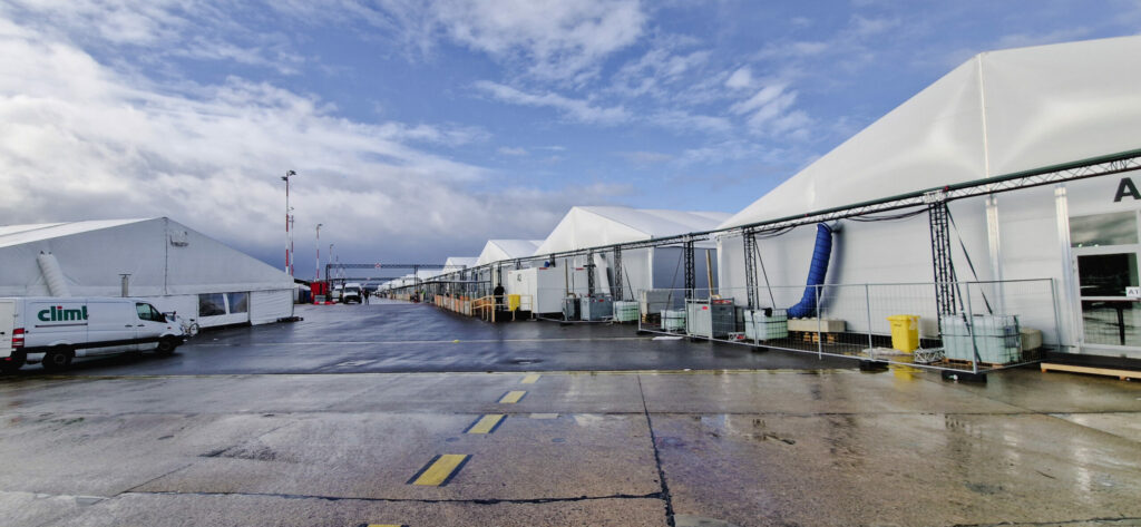 Hale namiotowe dla uchodźców z Ukrainy na lotnisku Tegel
