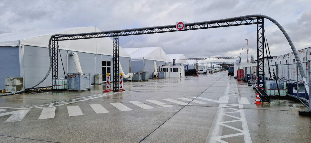 Hale namiotowe dla uchodźców z Ukrainy na lotnisku Tegel