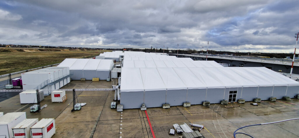 Hale namiotowe dla uchodźców z Ukrainy na lotnisku Tegel