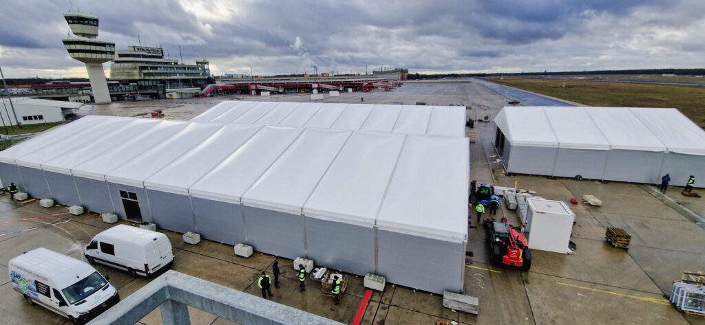 Hale namiotowe dla uchodźców z Ukrainy na lotnisku Tegel