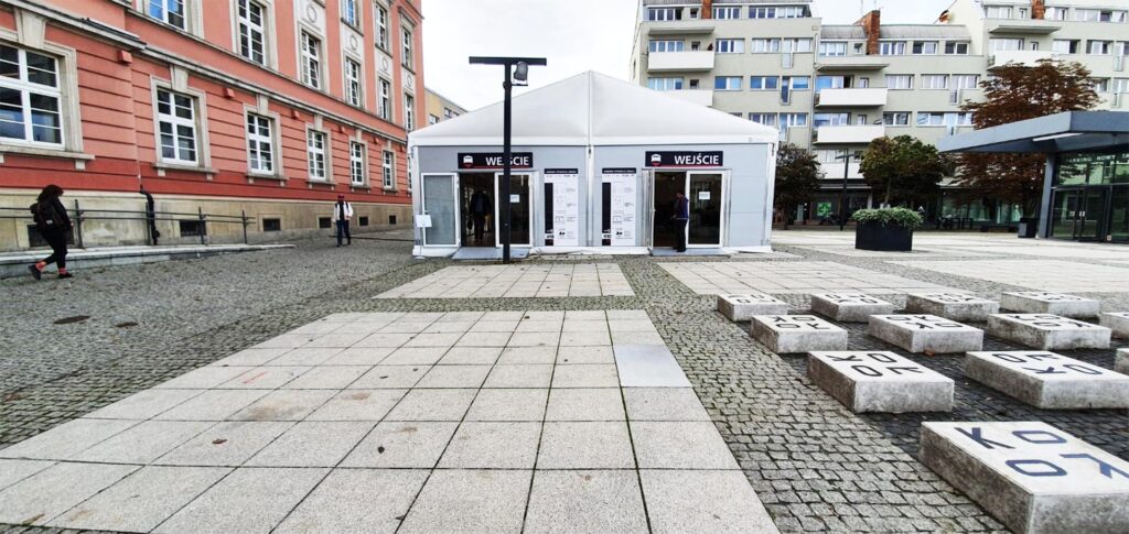 Hala z przeznaczeniem na poczekalnie dla Miasta Wrocław