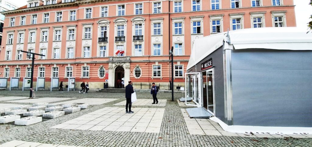 Hala z przeznaczeniem na poczekalnie dla Miasta Wrocław