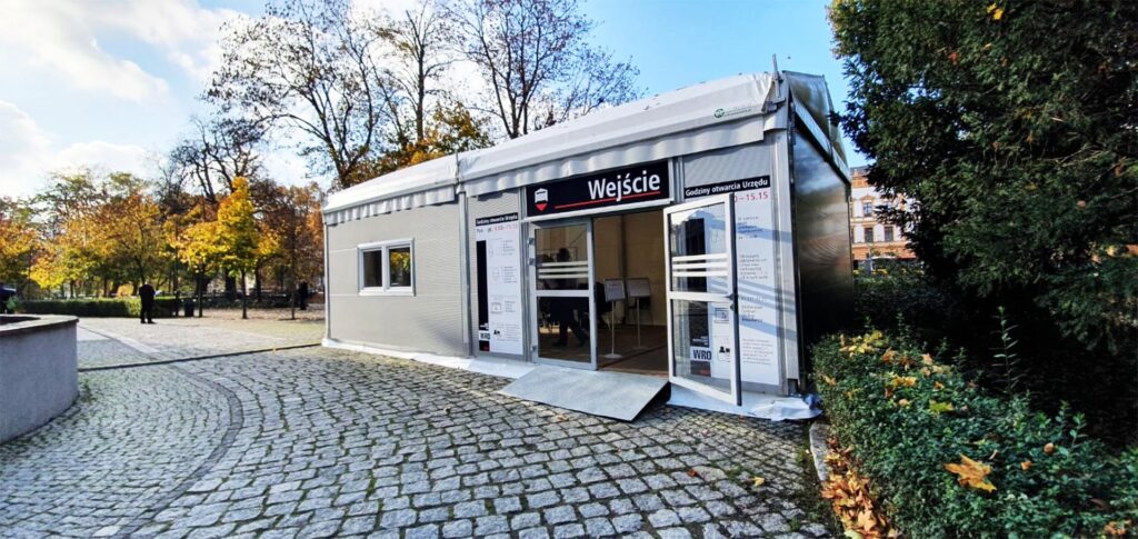 Hala z przeznaczeniem na poczekalnie dla Urzędu Stanu Cywilnego