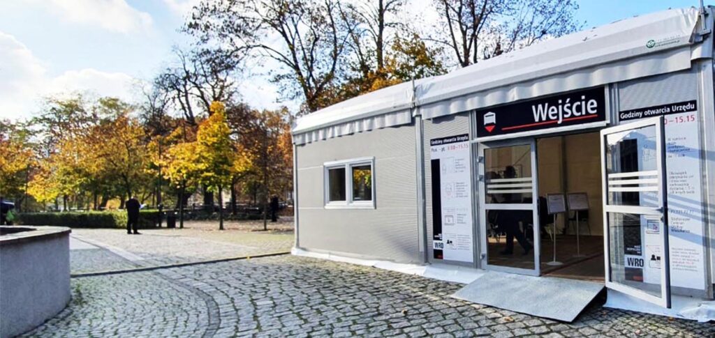 Hala z przeznaczeniem na poczekalnie dla Urzędu Stanu Cywilnego