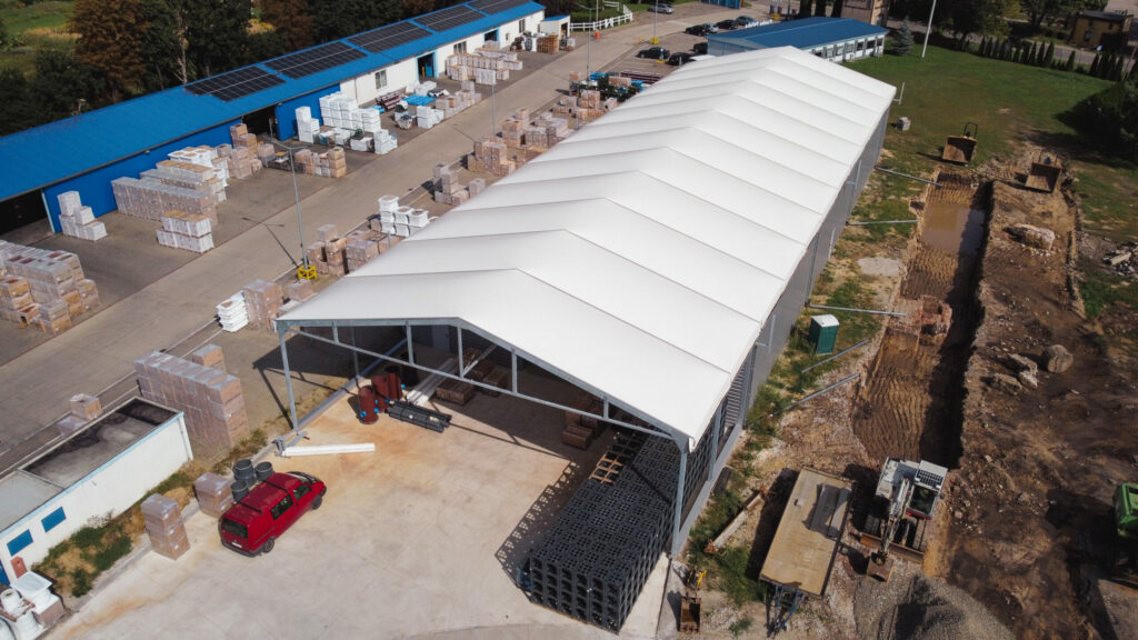 Hala magazynowa wraz z konstrukcją dachu namiotowego z lotu ptaka