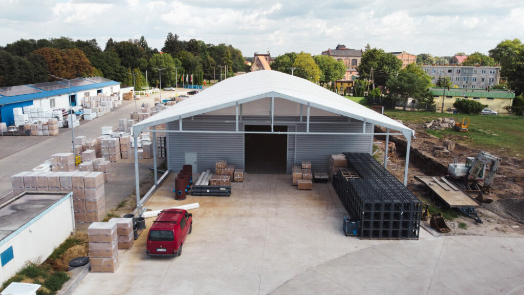 Hala magazynowa wraz z konstrukcją dachu namiotowego z lotu ptaka