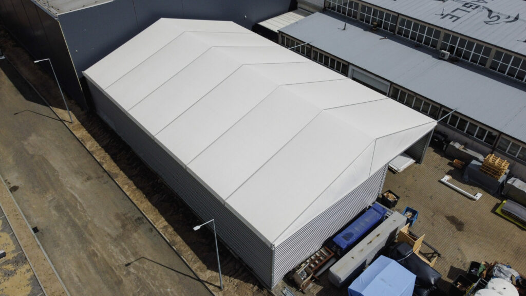 Dach hali przemysłowej z lotu ptaka