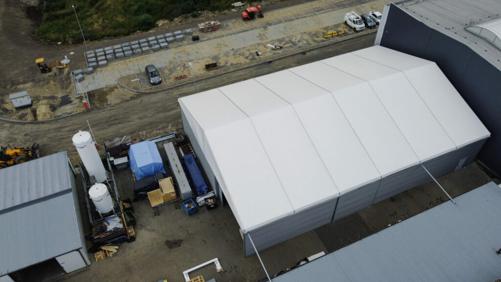 Dach hali przemysłowej z lotu ptaka