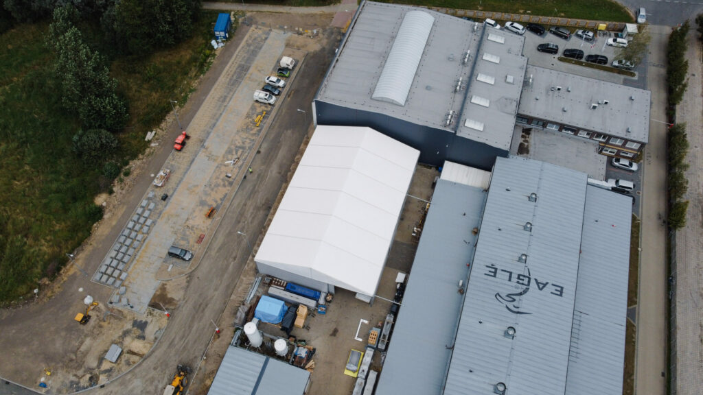 Dach hali przemysłowej z lotu ptaka