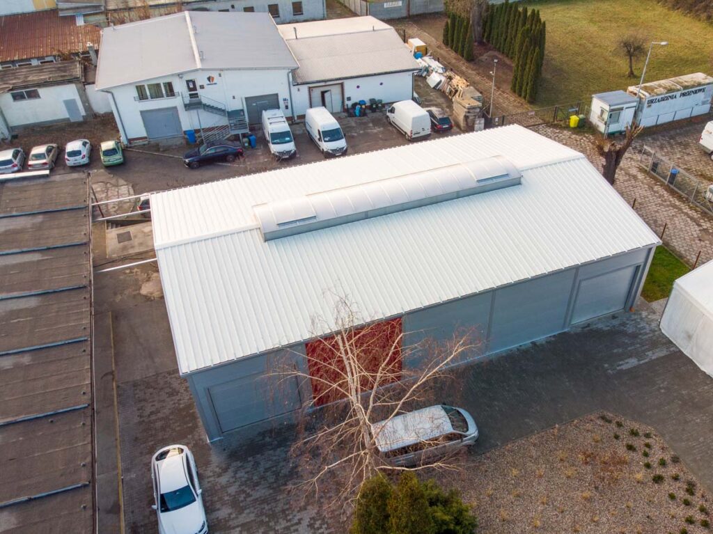 Dach hali magazynowej z lotu ptaka