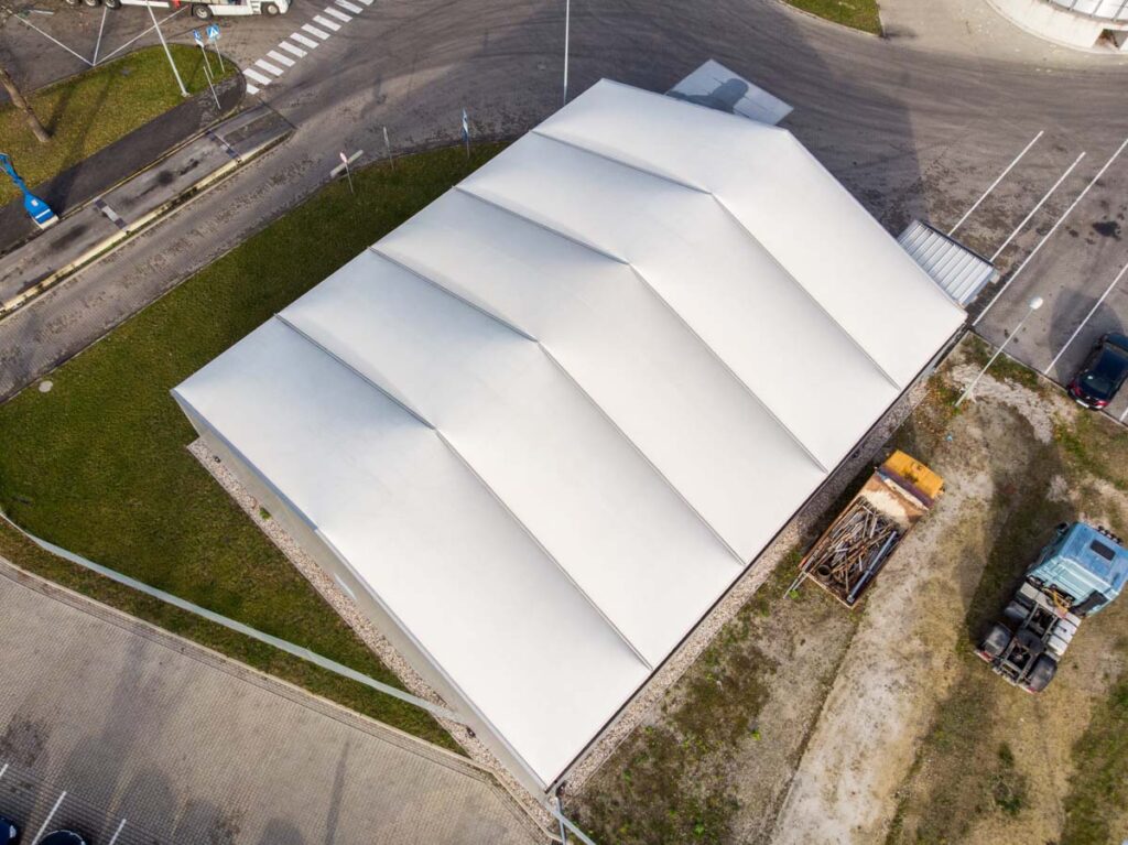 Dach hali namiotowej z lotu ptaka