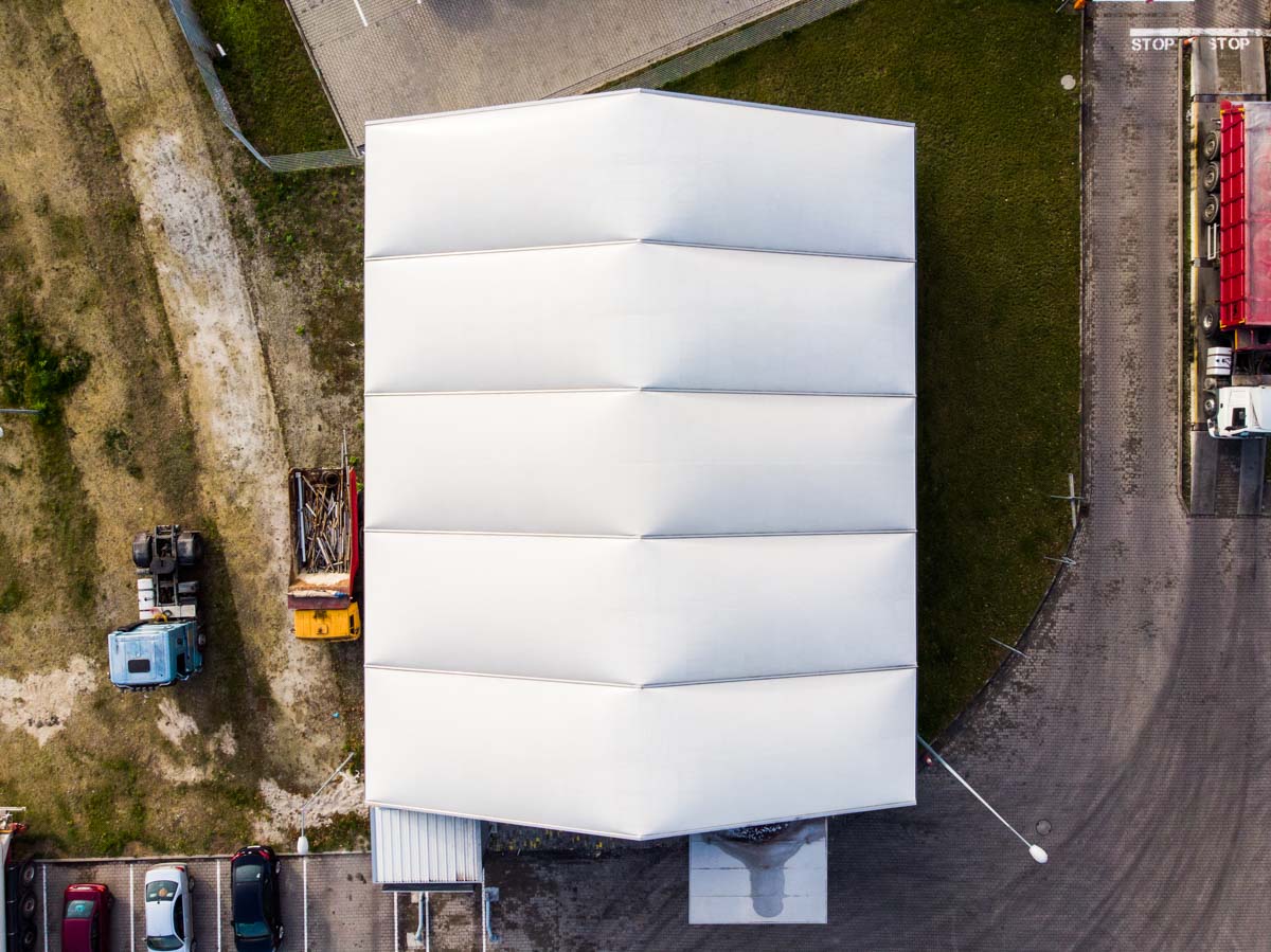 Dach hali namiotowej z lotu ptaka