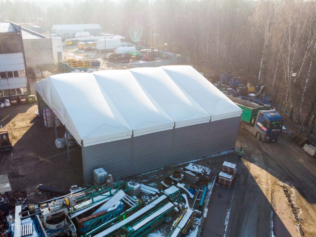 Dach magazynu namiotowego z lotu ptaka