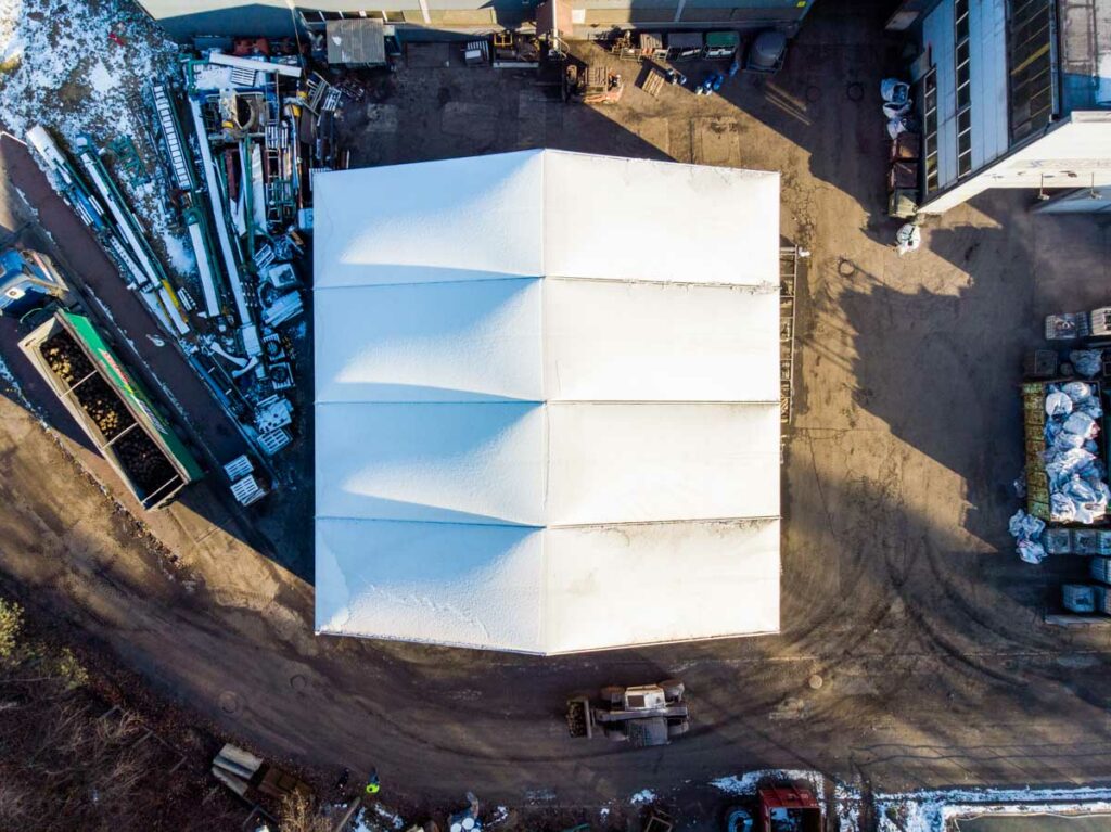 Dach hali namiotowej z lotu ptaka