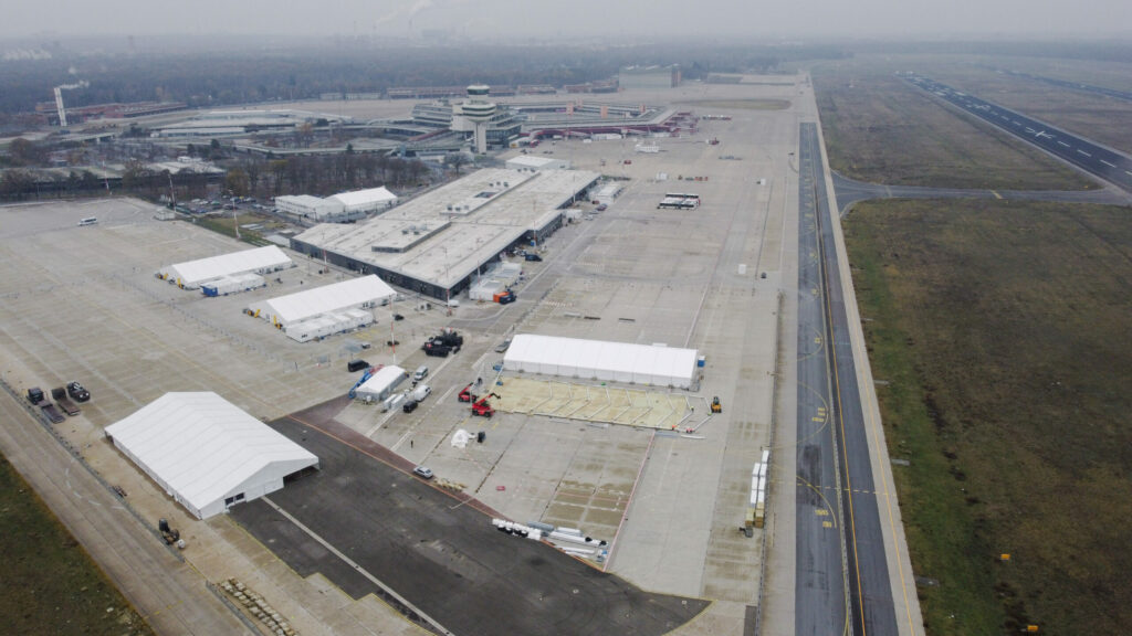 Hale namiotowe dla uchodźców z Ukrainy na lotnisku Tegel