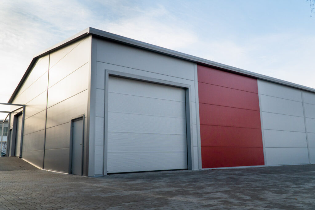 Brama garażowa w hali magazynowej
