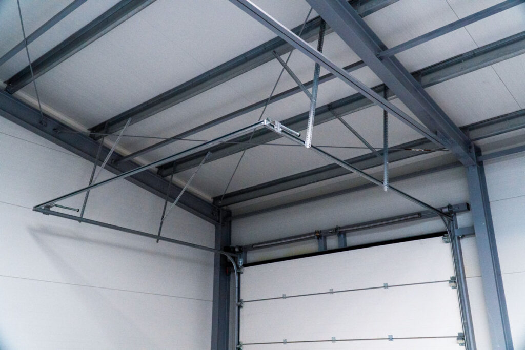 Brama garażowa w hali magazynowej