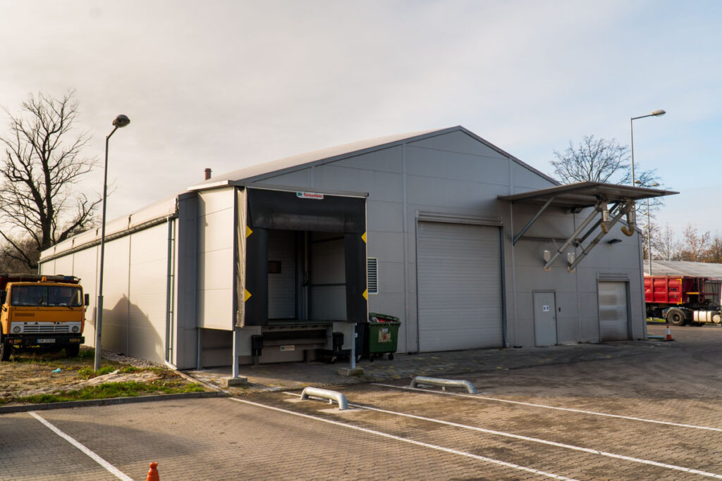 Stanowisko przeładunkowe w hali przemysłowej