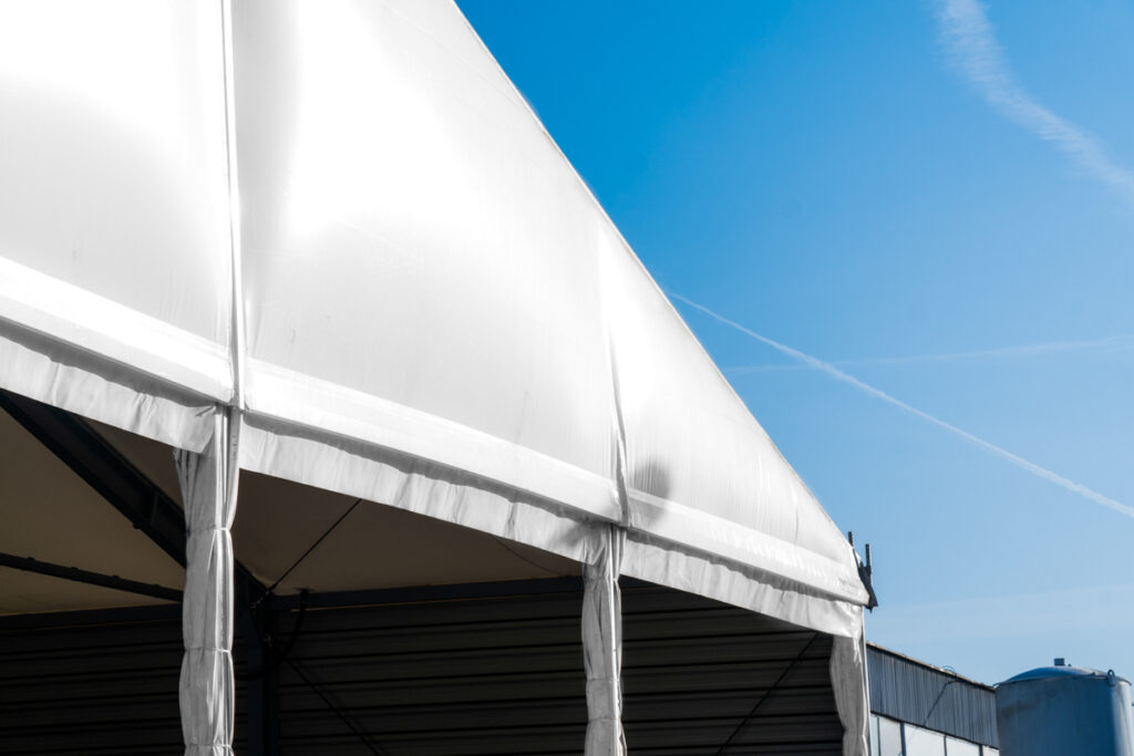 Dach hali magazynowej