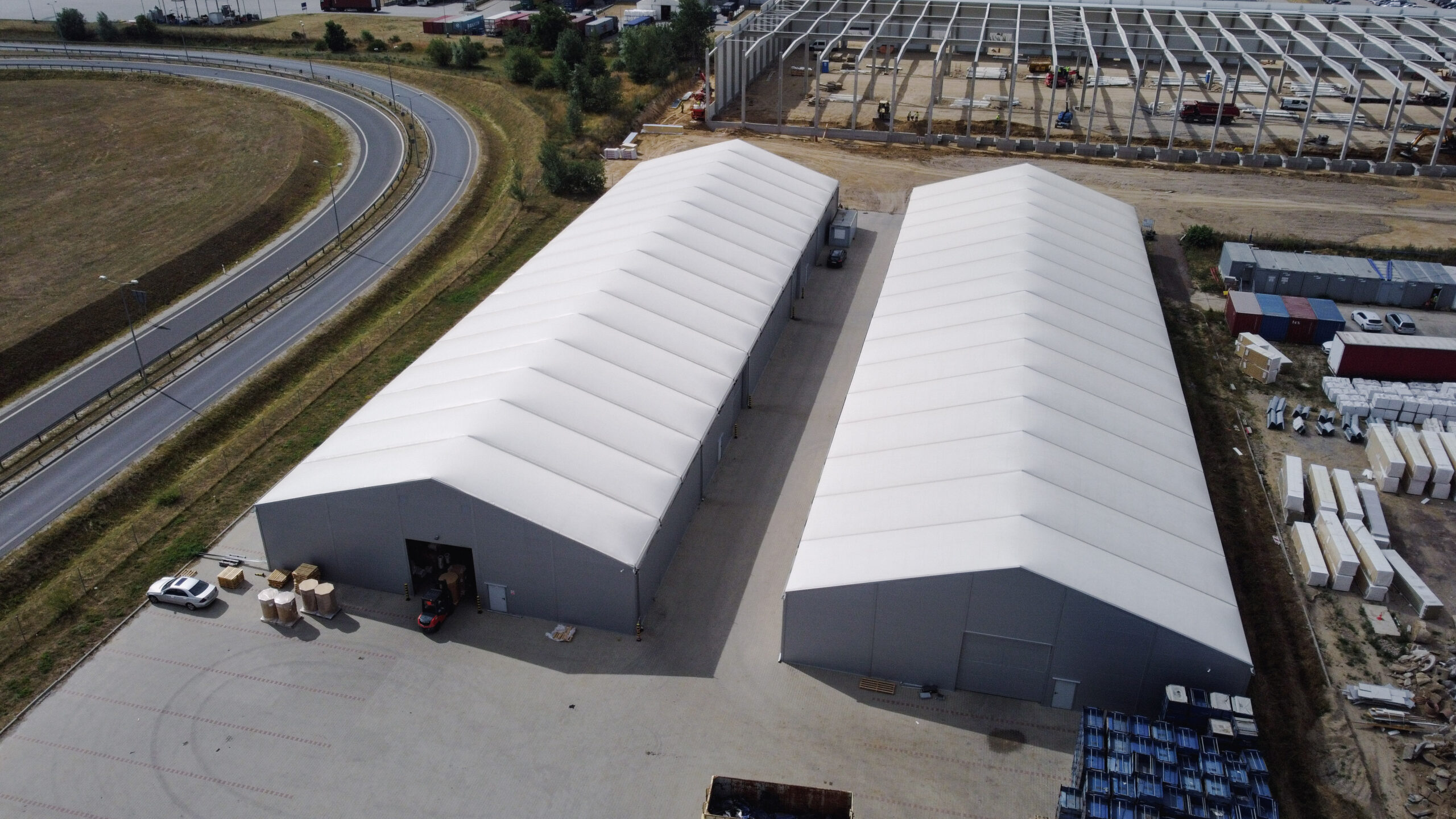 Dwie hale magazynowe