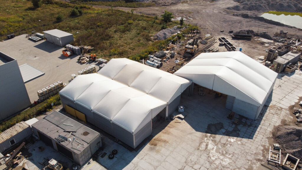 Dwie hale namiotowe z lotu ptaka