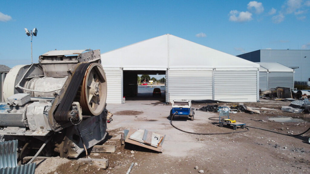 Hala magazynowa z otwartą bramą