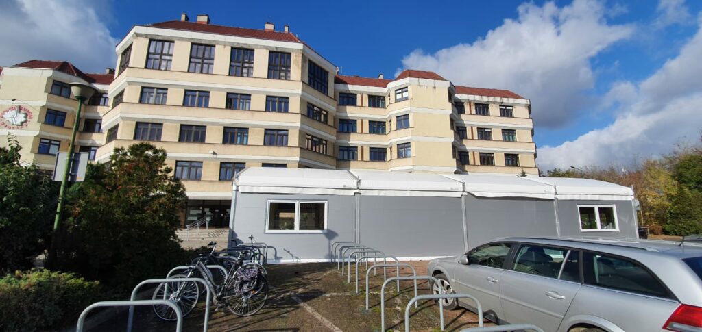 Hala z przeznaczeniem na poczekalnie dla Miasta Wrocław