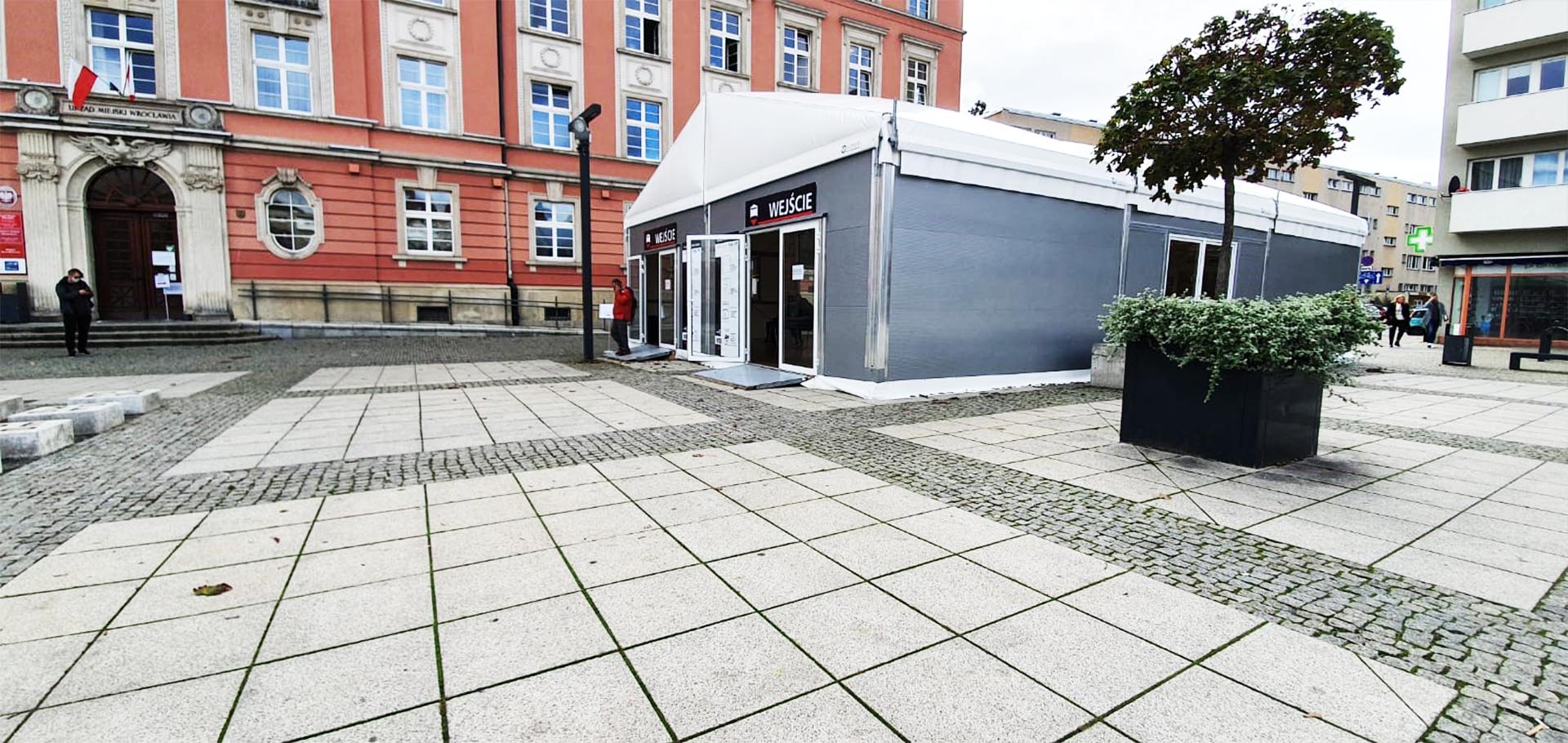 Hala z przeznaczeniem na poczekalnie we Wrocławiu