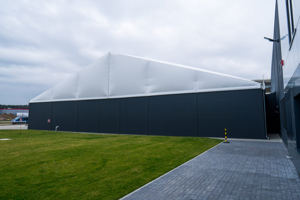 Czarno biała hala namiotowa produkcyjna