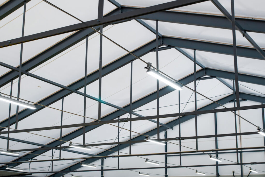 Konstrukcja hali namiotowej produkcyjnej od wewnątrz
