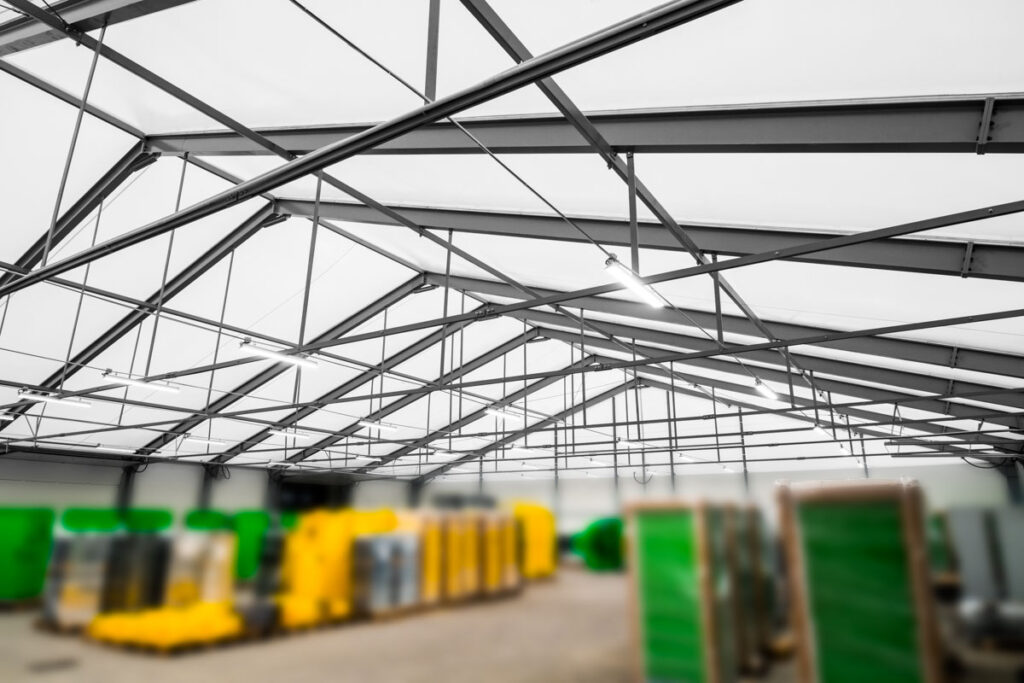 Konstrukcja hali namiotowej produkcyjnej od wewnątrz