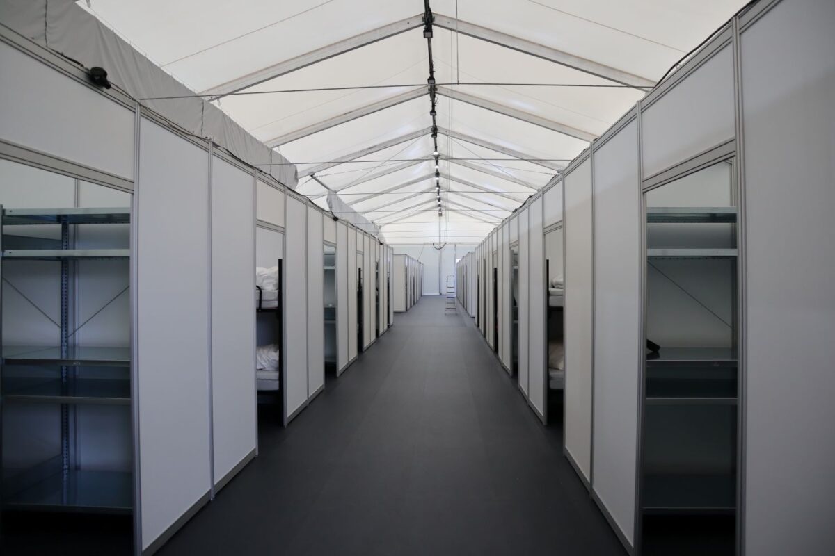 Wnętrze hali namiotowej