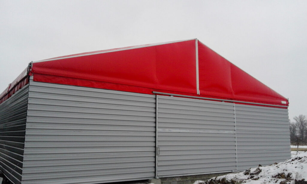Hala magazynowa z czerwonym dachem
