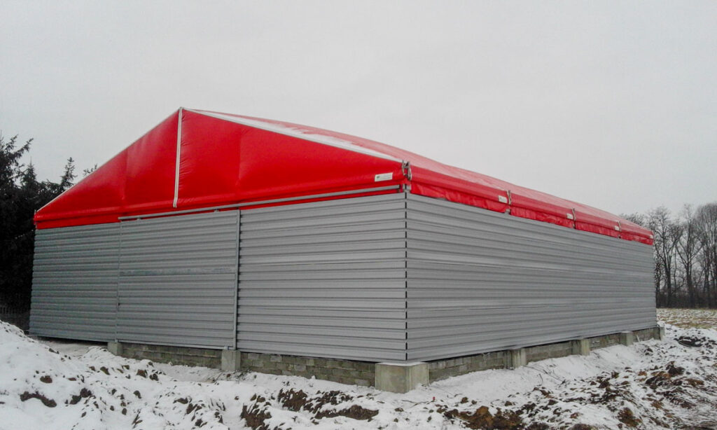 Hala magazynowa z czerwonym dachem