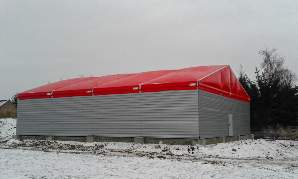 Hala magazynowa z czerwonym dachem