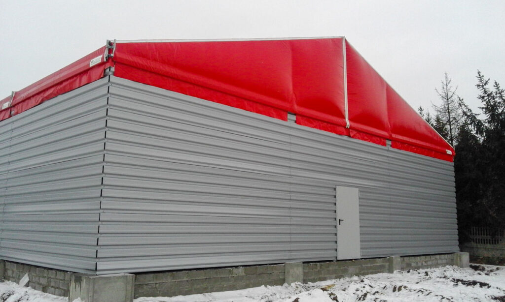 Hala magazynowa z czerwonym dachem