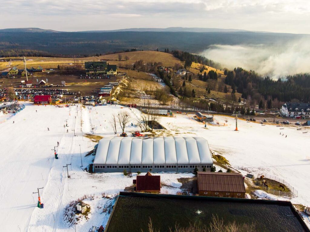 Stajnia dla koni w hali namiotowej wraz wyciągiem narciarskim z lotu ptaka