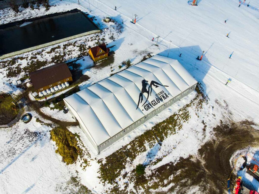 Stajnia dla koni w hali namiotowej