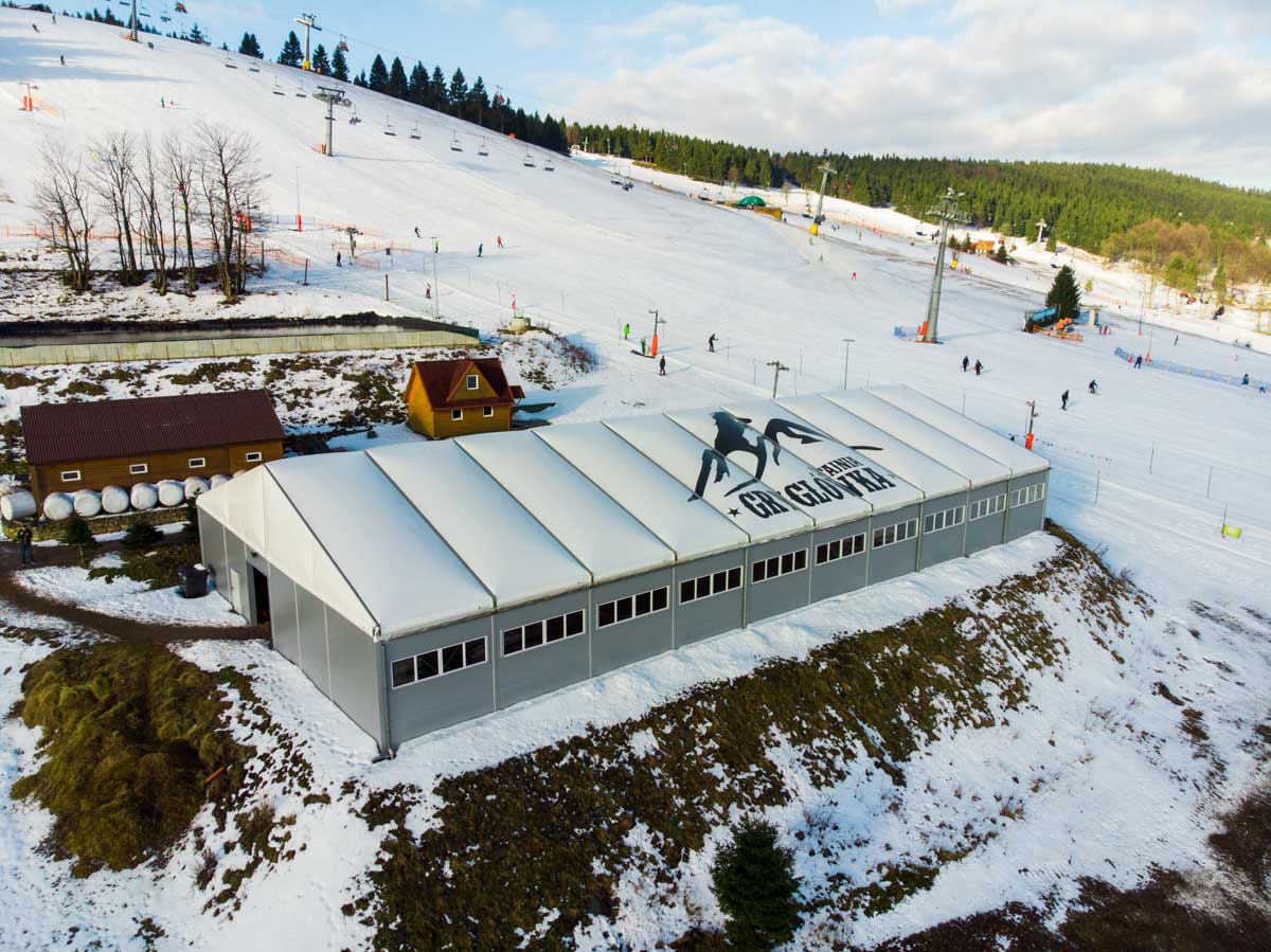 Hala magazynowa jako stajnia dla koni