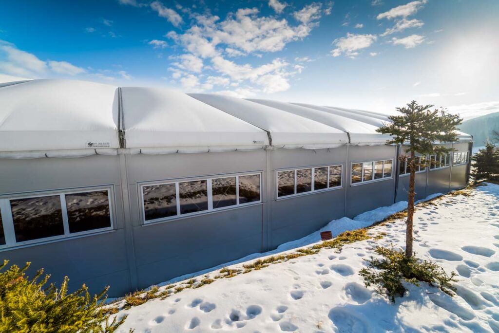 Ściana z oknami hali magazynowej