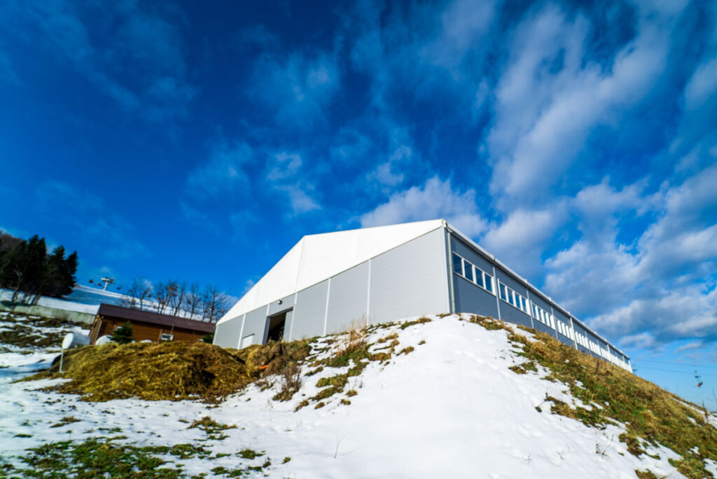 Ściana hali magazynowej