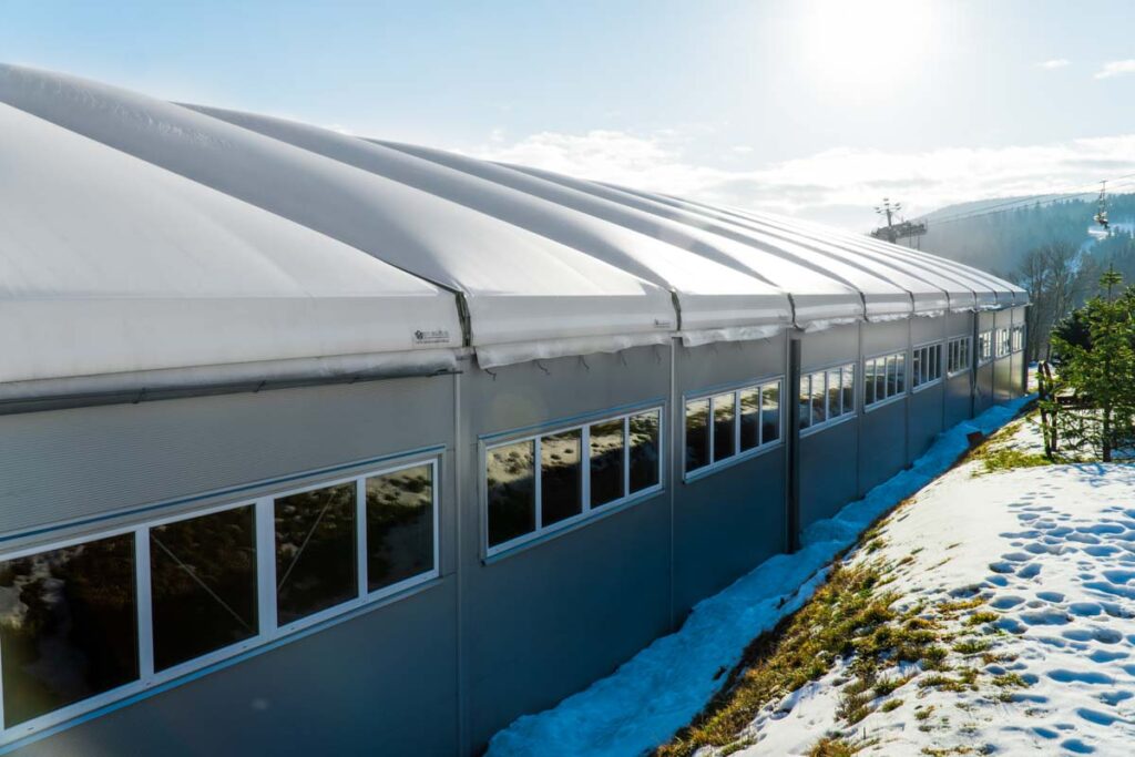 Ściana z oknami hali magazynowej