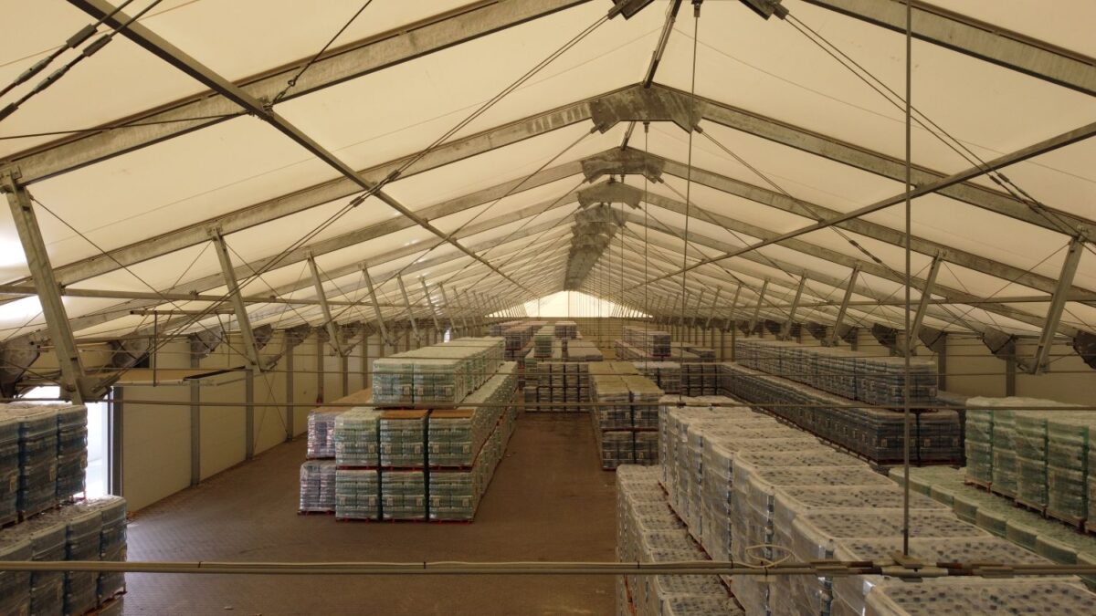 Wnętrze hali namiotowej, konstrukcja