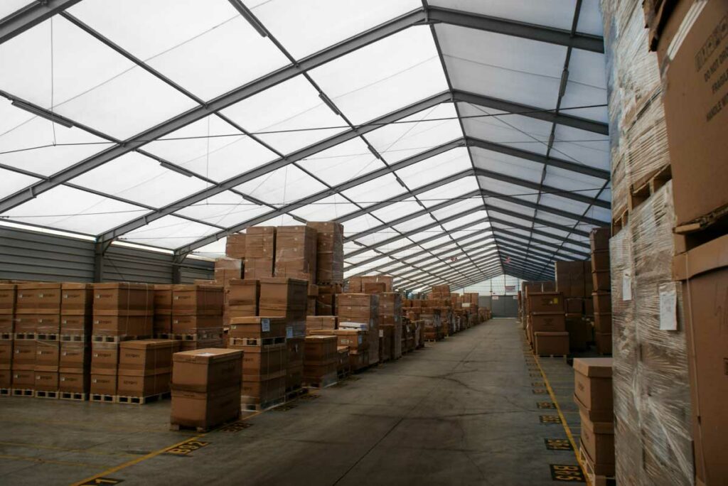 Wnętrze hali magazynowej z kartonami