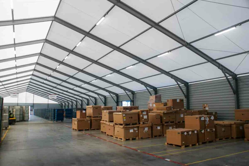 Wnętrze hali magazynowej z kartonami