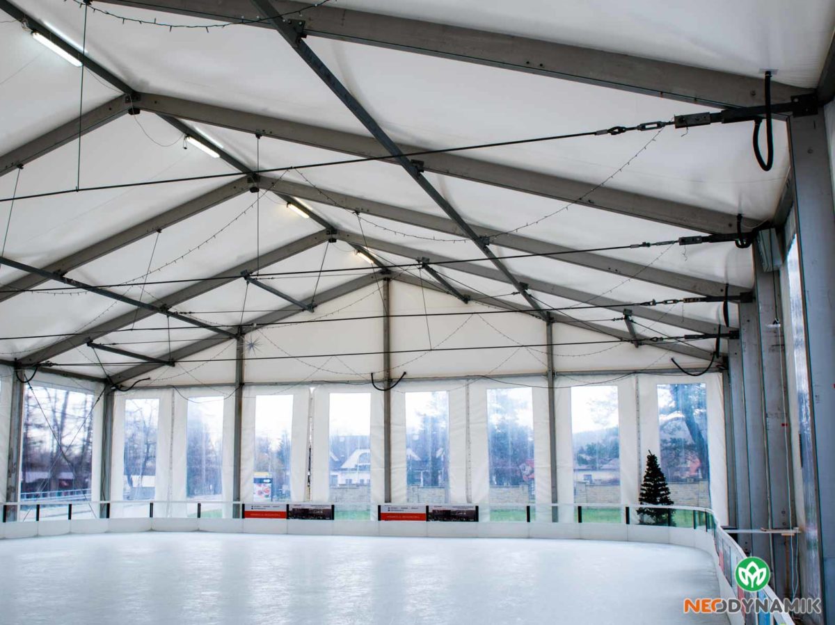 Lodowisko wewnątrz hali namiotowej